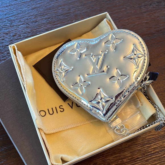 Louis Vuitton heart shaped coin purse - Picture 5 of 9